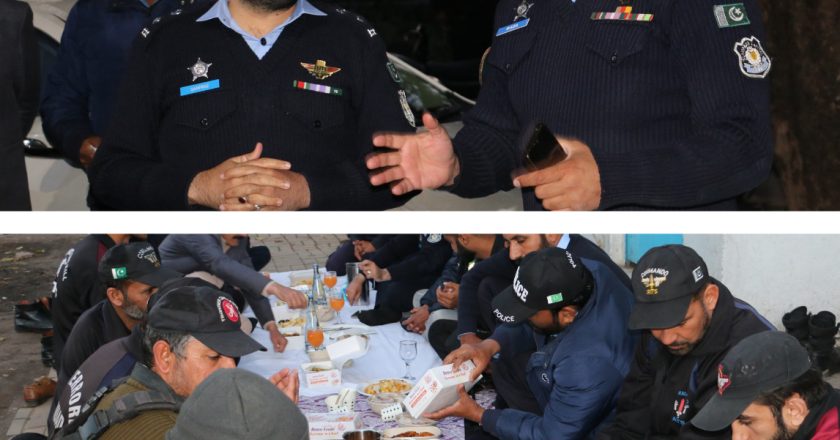 ایس ایس پی سکیورٹی محمد سرفراز ورک کی جوانوں کے ساتھ افطاری کرنے میرٹ ناکہ پہنچ گئے